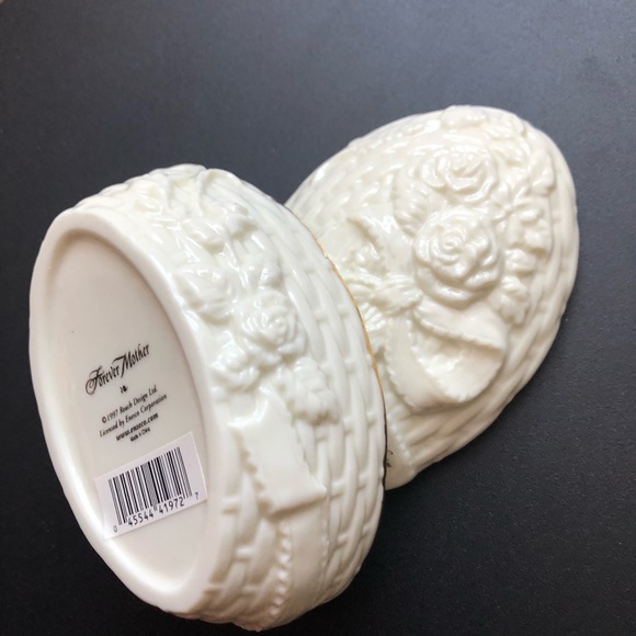 Enesco Forever Mother Basket Weave Trinket Box Roses & Bow Detail Ivory Gold - Picture 5 of 5